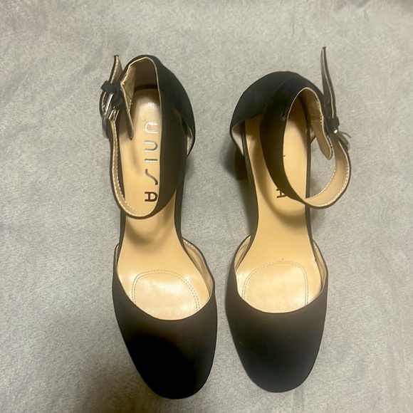 Black velvet heel with buckle strap, barely worn! - Picture 4 of 6